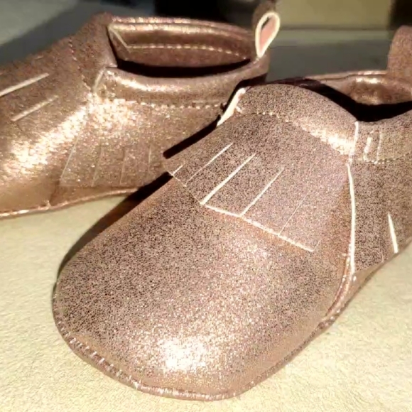 Baby girl, mauve sparkly shoes, size 3-6 months - Picture 3 of 11